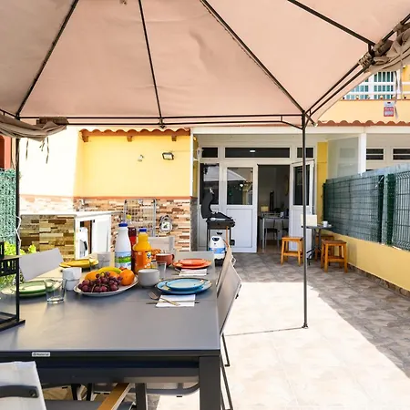 With Terrace Bbq Pool In 马斯帕洛马斯
